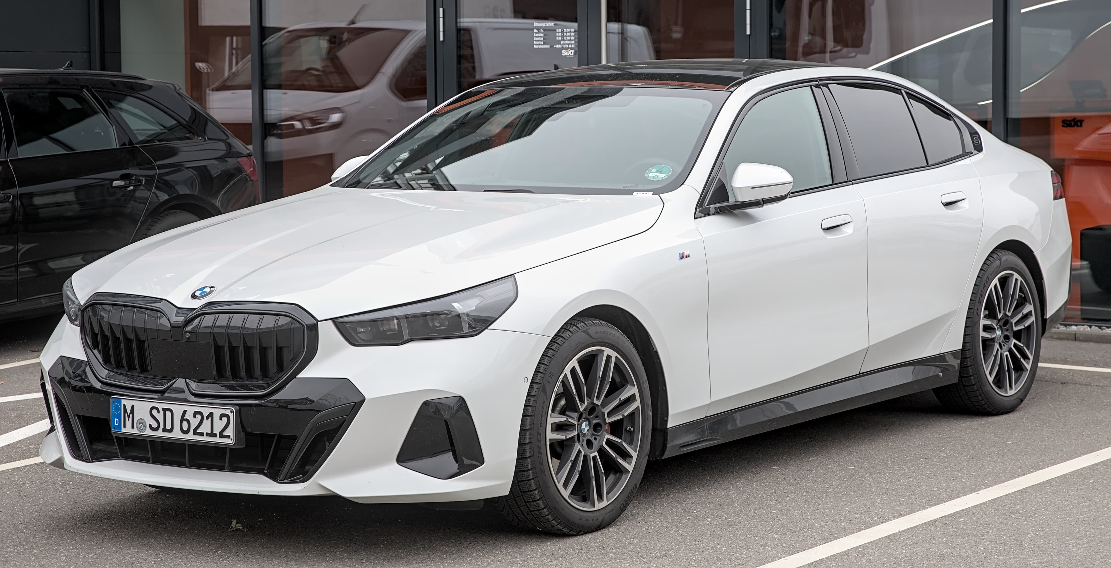 BMW 5 Series - Slika 1